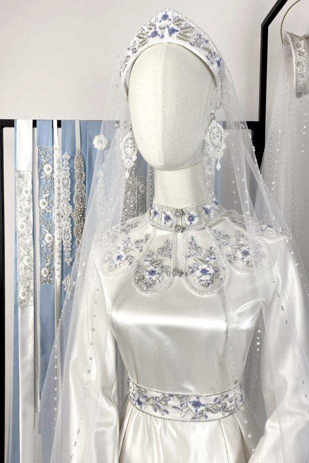 
						Ворот оплечье с голубой вышивкой