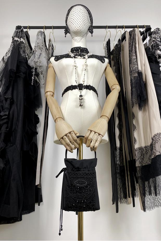 
						Сумочка вечерняя с вышивкой