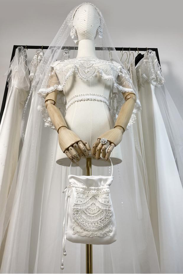 
						Сумочка свадебная с вышивкой